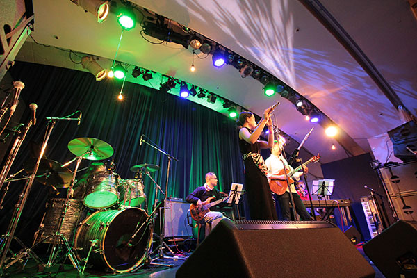 バンドを組んでステージへ！大盛り上がりの発表会