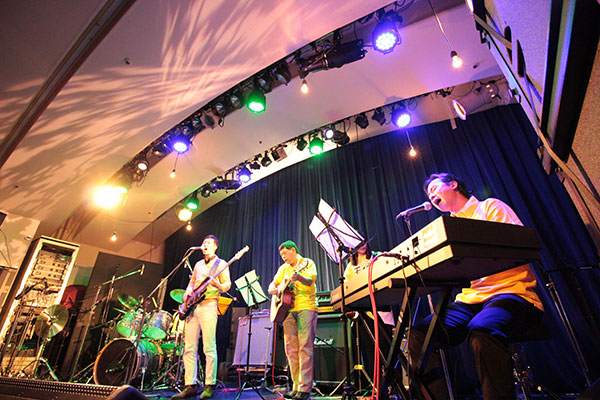 バンドを組んでステージへ！大盛り上がりの発表会