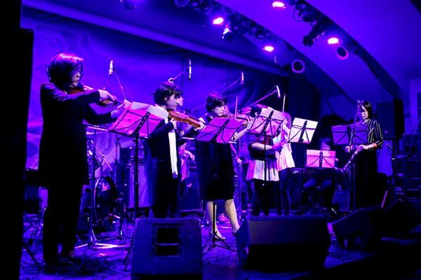 バンドを組んでステージへ！大盛り上がりの発表会